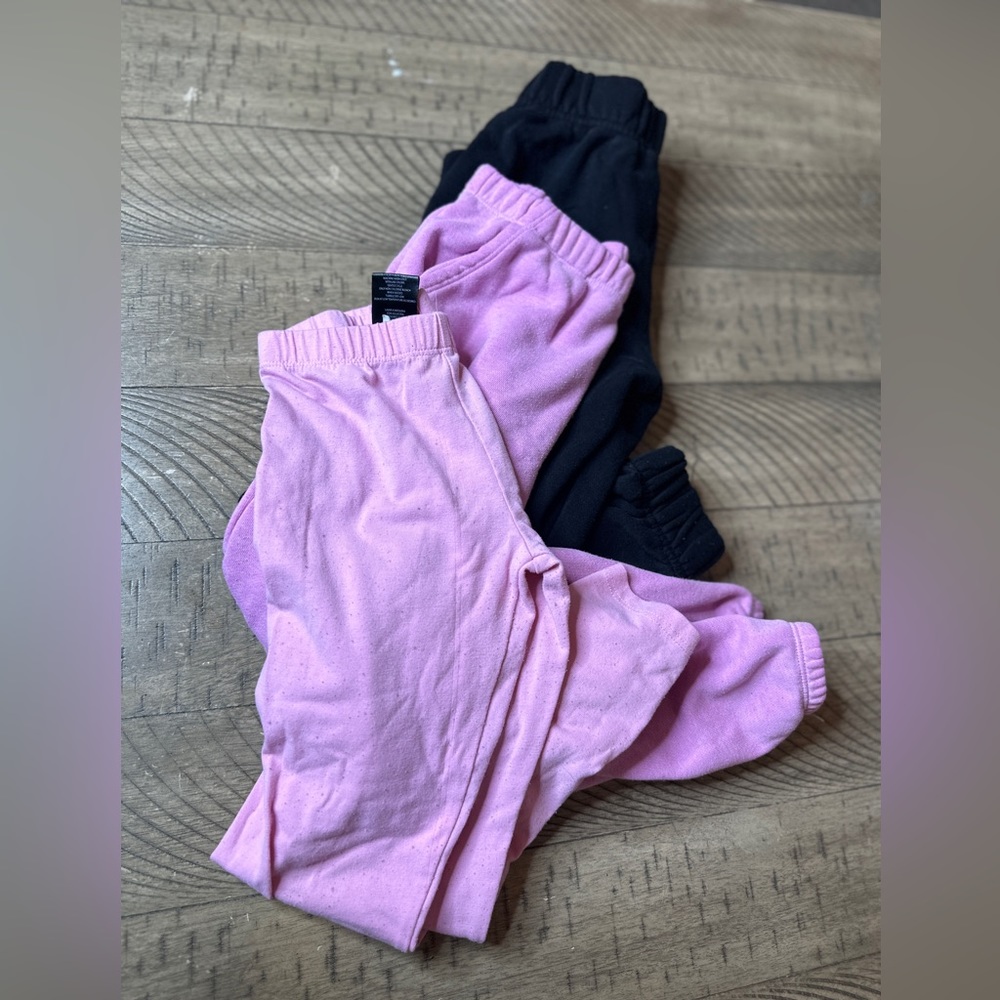 3 pairs of pants. 2 sweats & 1 pair of leggings.